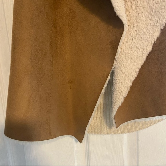 Romeo & Juliet Couture Sherpa winter vest - in great condition - women’s size M - Picture 5 of 7